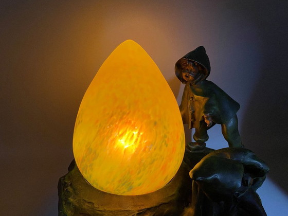 Image 1 of Art Deco stijl tafellamp met kinderen – sculpturale lamp met geel glas ca. 1970–1980 Copy van A. Moreau - Kunsthars