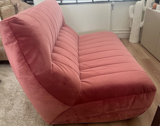Image 1 of Divano in velluto rosa da Homestock