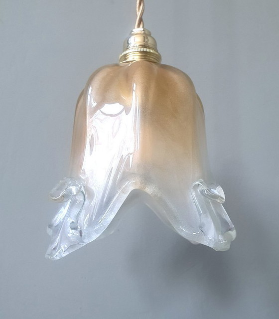 Image 1 of Lampada a sospensione vintage in Murano dalla forma a campana morbida e ondulata.