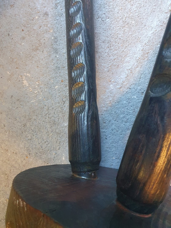 Sgabello brutalista spagnolo vintage a tre gambe intagliato a mano – Anni '60 – Sgabelli, Wood (photo 6 of 6)