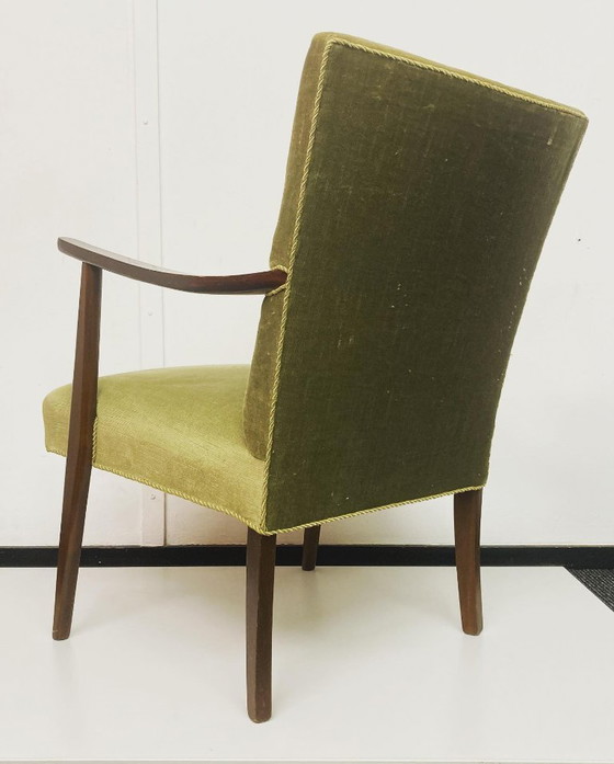 Image 1 of Deense vintage fauteuil – groen fluweel met houten armleuningen