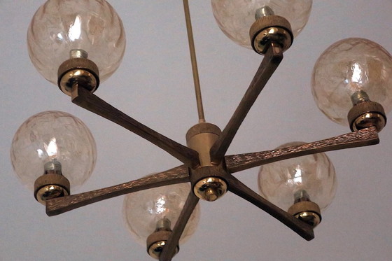 Image 1 of Lustre en laiton doré finement ouvragé d'Angelo Brotto, à 6 globes, Italie, années 1960