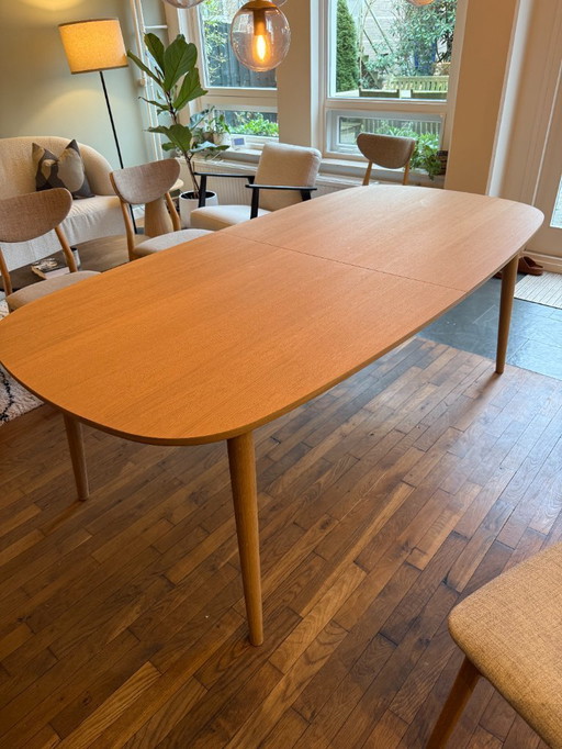 Mesa de comedor BOW de PBJ Designhouse — Roble macizo, extensible