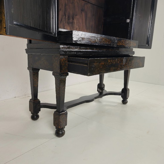 Image 1 of Ein seltener niederländischer Chinoiserie-Schrank aus dem frühen 18. Jahrhundert, lackiert, um 1700.