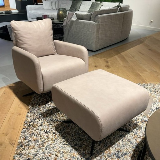 Poltrona Kalmar con pouf a marchio privato