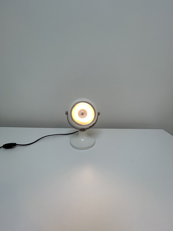 Image 1 of Lampada iconica a forma di bulbo oculare spaziale, bianca