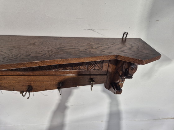 Image 1 of Perchero de pared Art Déco de roble con adornos de ardillas.