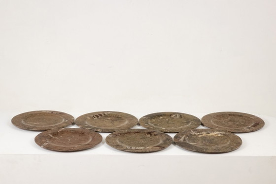 Image 1 of Set aus 7 Marmortellern mit Fossilieneinschlüssen. 20. Jahrhundert.