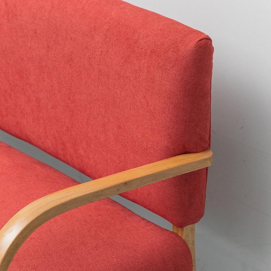 Image 1 of Vintage tweezitsbank – hout en rode stof, jaren 60, moderne antieke stijl