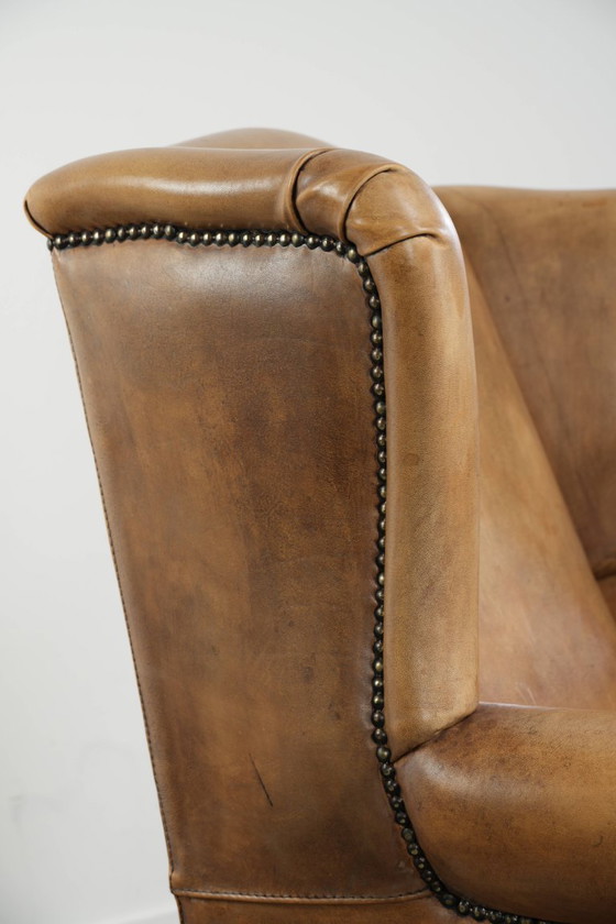 Image 1 of Mooie lichte rundleren oorfauteuil met een tijdloze Engelse uitstraling en een goed zitcomfort