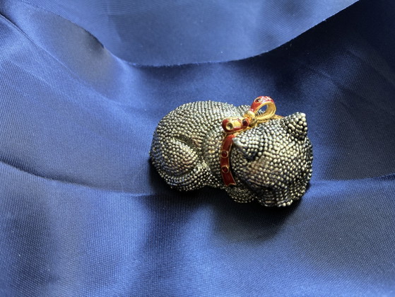 Image 1 of Broche représentant un petit chien avec un nœud rouge