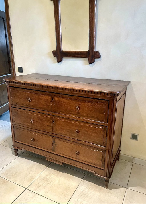 Antique wooden chest of drawers / dresser