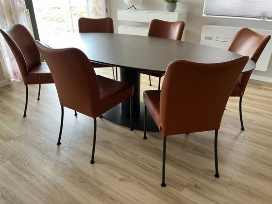 Image 1 of Preciosa mesa de comedor ovalada Metaform con tablero de cerámica Orfis.