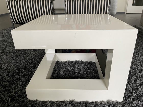 Image 1 of 2 tavoli geometrici bianchi/neri 40 x 40, in legno laccato.