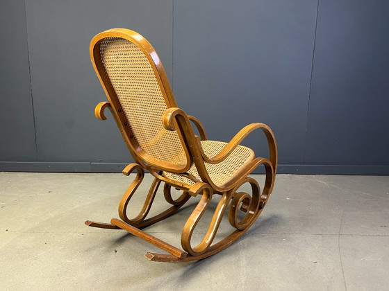 Image 1 of Fauteuil à bascule vintage en bois courbé et toile de canne, années 1960