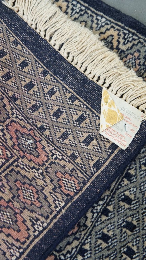 Image 1 of Handgeknüpfter Deko-Teppich/Tischdecke in dunkelblau und rot 47x46cm