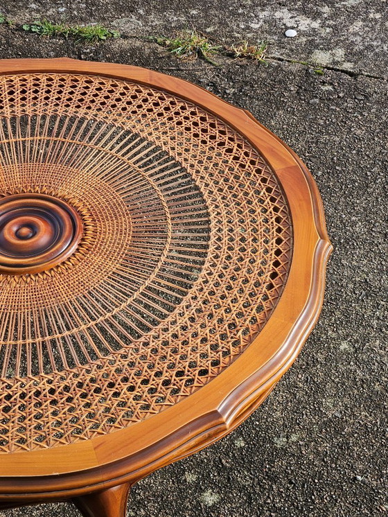 Image 1 of Tavolino da caffè rotondo vintage francese in legno, vetro e rattan - Grande tavolo da salotto in stile Luigi XV - anni '60