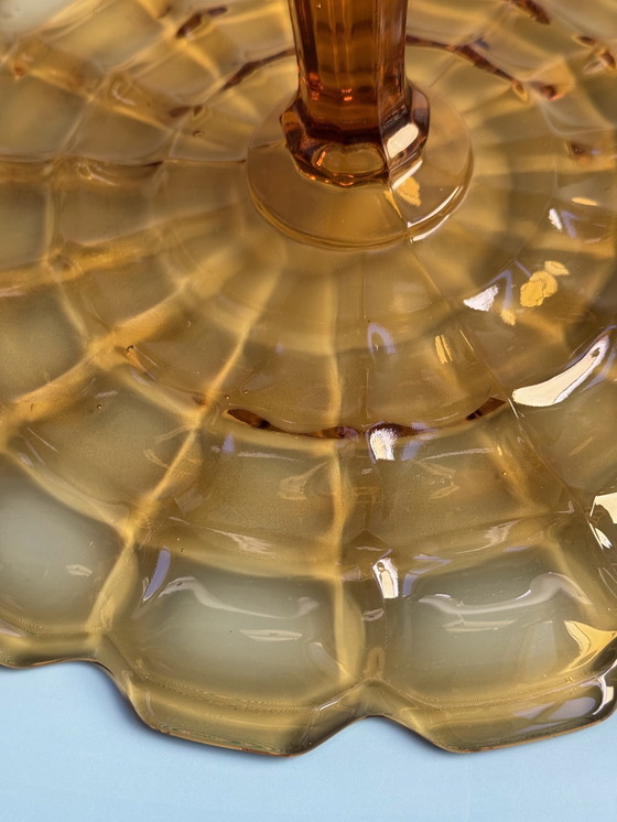 Image 1 of Porte-gâteau - Lady - Ankerglas Bernsdorf- Période Art Déco (années 1930)- Verre ambré