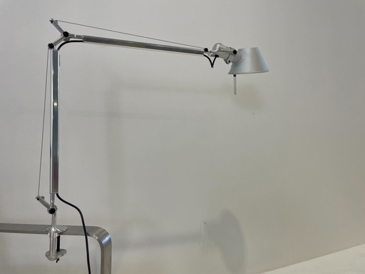 Lampada da tavolo Artemide Tolomeo con morsetto