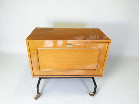 Mueble bar bajo con ruedas de los años 60 – Taburetes de bar, Wood, Vintage (photo 10 of 10)