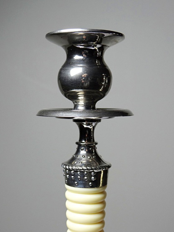 Image 1 of Par de candelabros antiguos estilo antorcha, de metal plateado y plástico con efecto marfil.