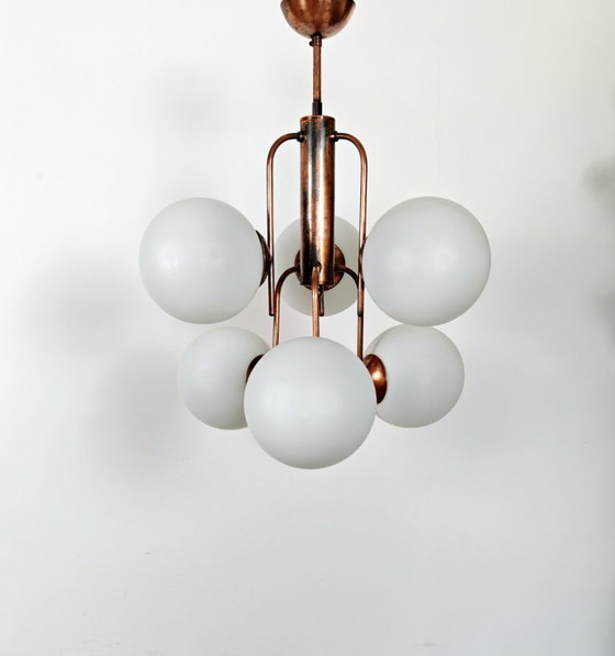 Vintage kroonluchter met 6 bollen uit het midden van de 20e eeuw / Koperen plafondlamp met moleculaire (photo 3 of 11)