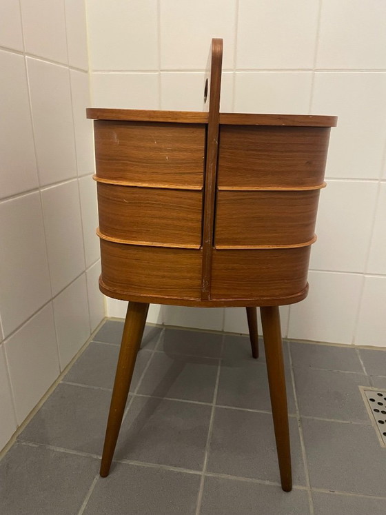 Image 1 of Teakhouten Naaikastje. Mid-Century, Scandinavisch Design. Unieke Tijdcapsule uit deze tijd door de Oorspronkelijke Inhoud 