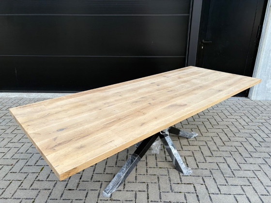 Image 1 of Tavolo in rovere con gamba a ragno in acciaio