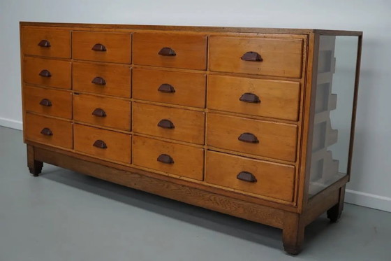 Image 1 of Antieke Britse Esdoorn- en Eikenhouten Fourniturenkast / Winkeltoonbank, 1920/30s