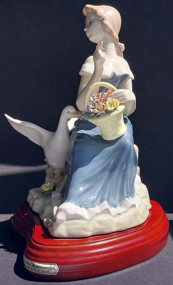 Image 1 of Large porcelain figurine: Lady with a goose and basket of flowers