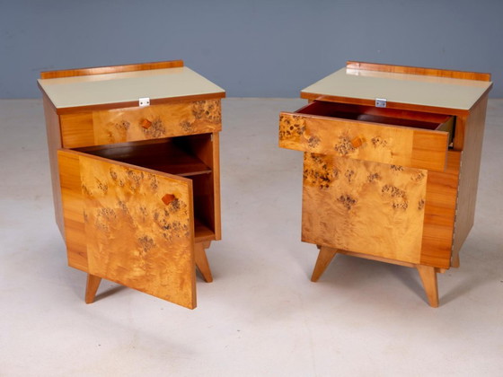 Coppia di comodini vintage cecoslovacchi con impiallacciatura in radica, stile moderno di metà secolo, 45 × (photo 6 of 9)