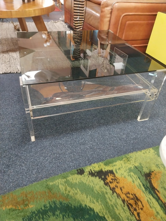 Image 1 of 1 x plexiglas salontafel met rookglazen bovenblad en gebogen plexiglas onderblad. 80 x 80x 39cm