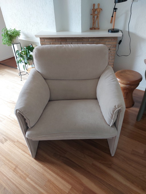 Fauteuil Leolux avec dossier inclinable.