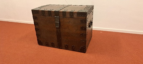 Image 1 of Antike Reisekiste der Armee und Marine aus London | ca. 1900