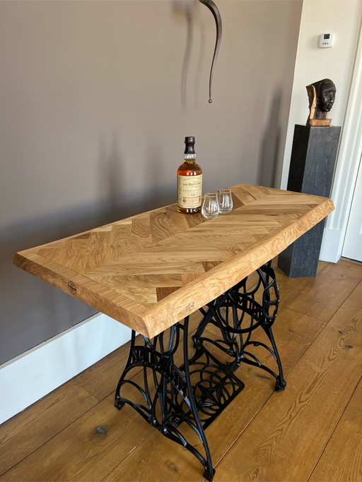 Macchina da cucire a pedale da tavolo laterale Constance-woo Design