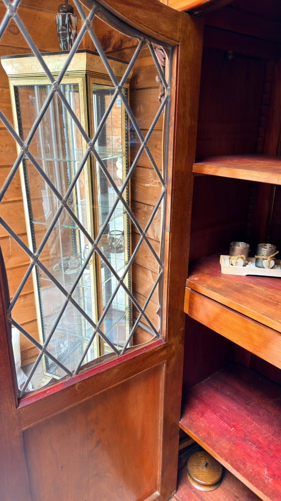 Image 1 of Preciosa vitrina antigua de roble con características puertas de vidrieras.