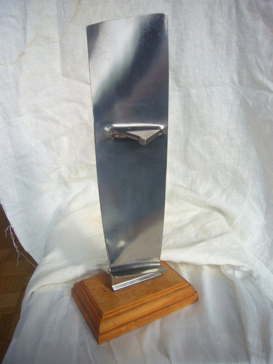 Objeto de titanio metálico, obra de arte, escultura hecha a partir de una pala de ventilador, pala de motor, (photo 5 of 11)