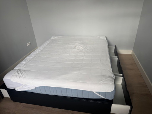 Bed 2 persoons met laden aan onderkant 