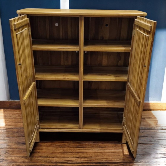 Image 1 of Armadio in legno massello di teak, cassettiera dal design retrò, mobiletto per abiti da camera da letto.