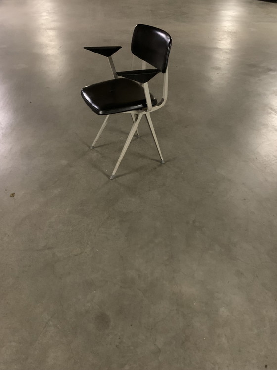 Chaise Original Result, un modèle conçu par Friso Kramer et Wim Rietveld en 1969 – Ahrend (photo 4 of 12)