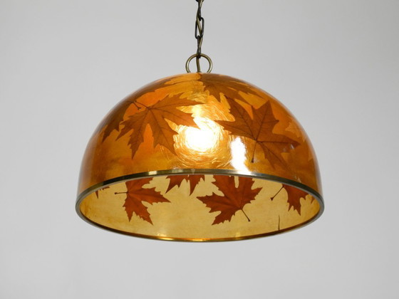 Image 1 of Rara e grande lampada a sospensione italiana degli anni '70 in resina con foglie d'acero incorporate.
