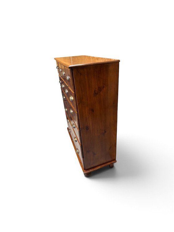 Bellissimo mobiletto/cassettiera da farmacia in pino – Cassettiere, Wood (photo 6 of 6)