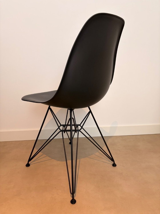 Image 1 of Vitra DSW arce negro