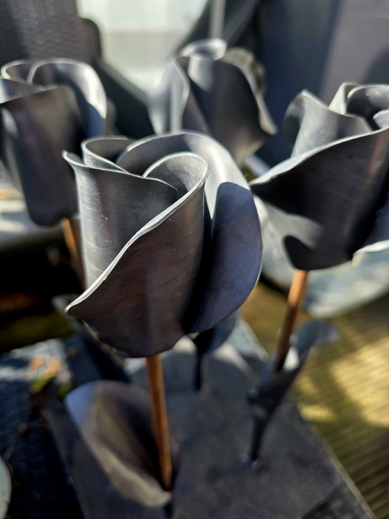 4 black lead roses – Sculpture, Iron, Stone (photo 2 of 9)