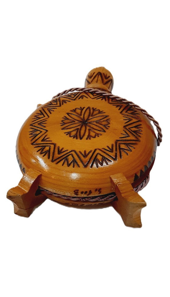 Image 1 of Flacon en bois pyrogravé roumain vintage de 20 cm