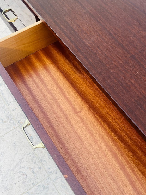 Image 1 of Vintage ladekast uit de jaren 60 met taps toelopende messing poten, Italiaans design.