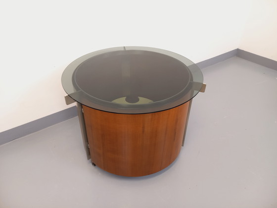 Image 1 of Tavolino da caffè rotondo vintage italiano con barra girevole su ruote di Eugenio Gerli per Tecno, in teak curvato