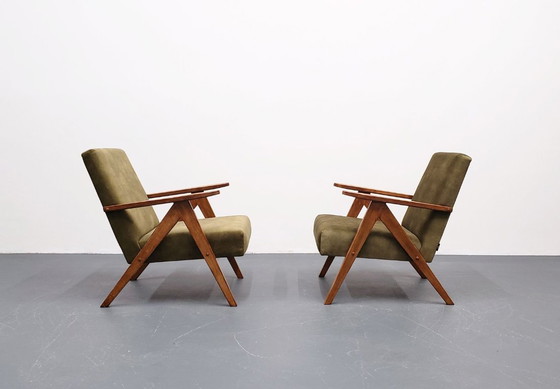 Image 1 of Juego de dos sillones de estilo de mediados de siglo, modelo B 310 Var, en terciopelo verde oliva.