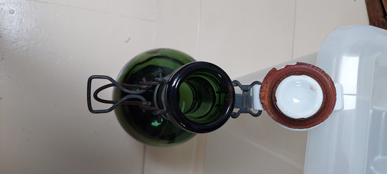 Image 1 of Bouteille ancienne Gerrix à bouchon basculant avec poignée, verre vert