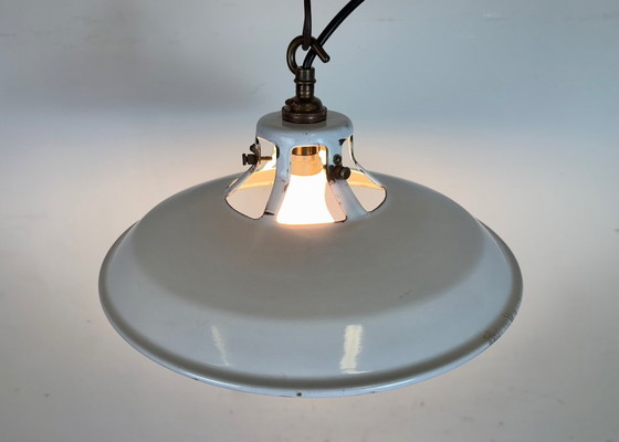 Image 1 of Industriële witte geëmailleerde fabriekshanglamp, jaren 60